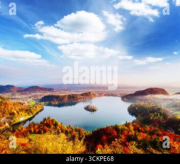 Aus der Vogelperspektive auf die Insel auf dem Alpensee Bled vom Aussichtspunkt Osojnica. Tolle und wunderschöne Morgenszene. Beliebte Touristenattraktion. Lage berühmt p Stockfoto