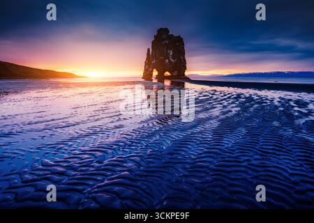 Spektakulärer dunkler Sand nach der Flut. Malerische und wunderschöne Szene. Lage berühmter Platz Hvitserkur Felsen, Vatnsnes Halbinsel, Nordwesten Islands, EU Stockfoto