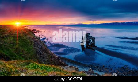 Spektakulärer schwarzer Sand nach der Flut. Malerische und wunderschöne Szene. Lage berühmter Platz Hvitserkur Felsen, Vatnsnes Halbinsel, Nordwest Island, E Stockfoto