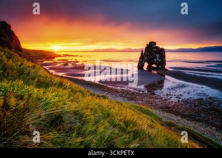 Spektakulärer schwarzer Sand nach der Flut. Malerische und wunderschöne Szene. Lage berühmter Platz Hvitserkur Felsen, Vatnsnes Halbinsel, Nordwest Island, E Stockfoto