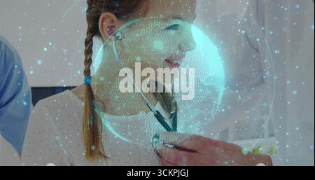 Laborkittel Arzt, der Stethoskop auf Mädchen in der Klinik platziert, mit blauen Peelings Personal und Hologramm Kugel Stockfoto