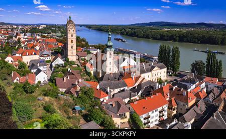 Österreich Tourismus. Bootstour auf der Donau. Malerische Wahrzeichen und wunderschöne Dörfer - charmante Kremser Stadt im Wachautal, Blick auf die Drohne aus der Luft Stockfoto