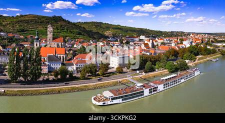 Österreich Tourismus. Bootstour auf der Donau. Malerische Wahrzeichen und wunderschöne Dörfer - charmante Kremser Stadt im Wachau-Tal, Panorama der Drohne aus der Luft Stockfoto