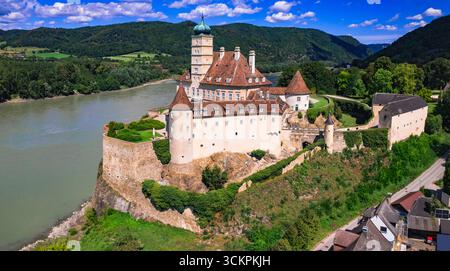 Niederösterreich Tourismus und Sehenswürdigkeiten. Schonbuhel Aggsbach, Schloss Schönbuhe im Wachautal, Donaufahrt. Panoramablick der Drohne Stockfoto
