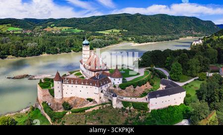 Niederösterreich Tourismus und Sehenswürdigkeiten. Schonbuhel Aggsbach, Schloss Schönbuhe im Wachautal, Donaufahrt. Panoramablick der Drohne Stockfoto
