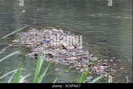 Batangas, Region Calabarzon, Philippinen. September 2025. Ein Haufen angesammelter Müll, Schutt und Plastikmüll in einem ländlichen Fluss von South Luzon. Der philippinische Archipel gehört zu den größten Meeresverschmutzern der Welt, obwohl einige Maßnahmen ergriffen wurden, um die Verwendung von Einwegkunststoffen zu reduzieren. Diese Verschmutzung hat sichtbare Auswirkungen auf das empfindliche Ökosystem und die biologische Vielfalt des Flusses. Quelle: Kevin Izorce/Alamy Live News Stockfoto