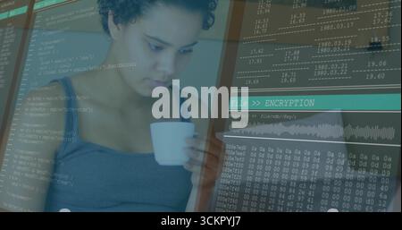 Softwareentwickler, der eine weiße Kaffeetasse hält, und Verschlüsselungscode auf dem Tischmonitor debuggen Stockfoto