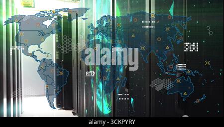 Beleuchtung von Server-Racks im Rechenzentrum mit Weltkarten-Overlay, Netzwerksymbolen und Hexadezimalmustern Stockfoto