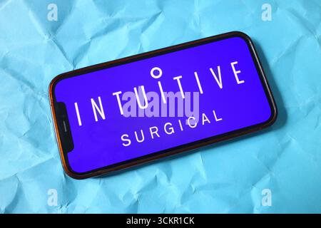 Polen. September 2025. In dieser Fotoabbildung wird das Logo des Unternehmens intuitive Chirurgie auf einem Smartphone-Bildschirm angezeigt. (Credit Image: © Piotr SWAT/SOPA Images via ZUMA Press Wire) NUR REDAKTIONELLE VERWENDUNG! Nicht für kommerzielle ZWECKE! Stockfoto