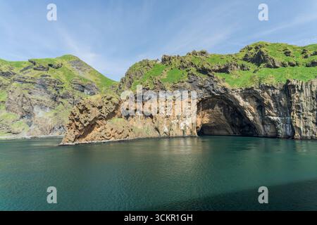 Blick auf die Höhle in der Klippe von Heimaey, Westmann Islands, Island, Europa Stockfoto