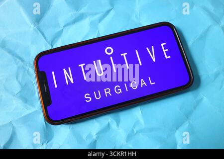 Polen. September 2025. In dieser Fotoabbildung wird das Logo des Unternehmens intuitive Chirurgie auf einem Smartphone-Bildschirm angezeigt. (Foto: Piotr SWAT/SOPA Images/SIPA USA) *** ausschließlich für redaktionelle Nachrichten *** Credit: SIPA USA/Alamy Live News Stockfoto