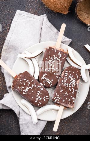 Kokosnusspopskel in Schokoladenglasur Stockfoto