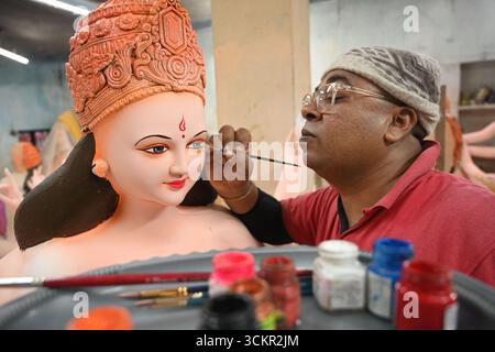 Jabalpur : Skulpturenkünstlerin Shakti Kundan Prajapati arbeitet an einem Idol der Göttin Durga bei einem Workshop für das kommende hinduistische Religionsfestival Durga P Stockfoto