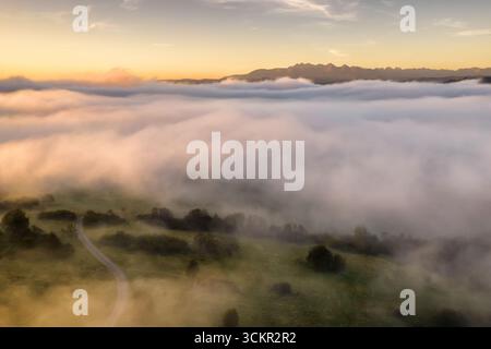 Blick aus der Vogelperspektive über den Morgennebel in Richtung der Tatra in Polen Stockfoto