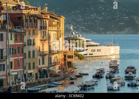 Blick bei Sonnenuntergang auf den malerischen Ferienort Portofino in Ligurien, Italien. Stockfoto
