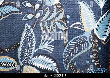 Blaues botanisches Blattmuster auf dunklem Textilinhintergrund, tropisches Stoffdesign Stockfoto