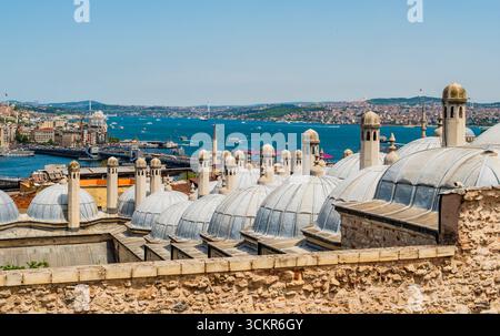 Beeindruckender Blick auf Galata Viertel, Bosporus Meerenge und das Goldene Horn durch die historischen Kuppeln der Suleymaniye Moschee, Istanbul, Türkei Stockfoto