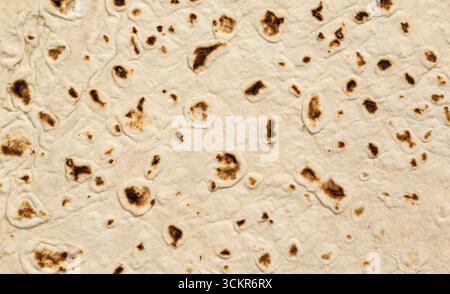 Piadina-Textur bildet einen interessanten kulinarischen Hintergrund, perfekt für Projekte im Zusammenhang mit Lebensmitteln Stockfoto