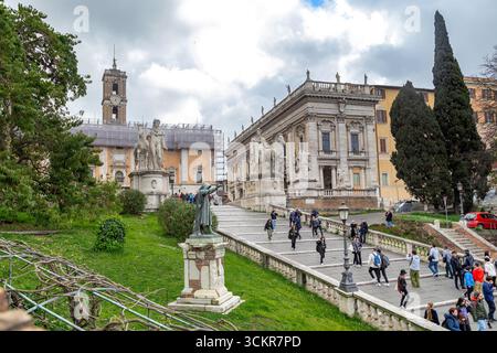ROM, ITALIEN - 10. MÄRZ 2023: Dies ist eine Terrassentreppe, die zum Kapitolshügel führt. Stockfoto