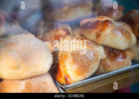 Pan de muertos. Ein traditionelles mexikanisches Brot für den Tag der Toten. Stockfoto