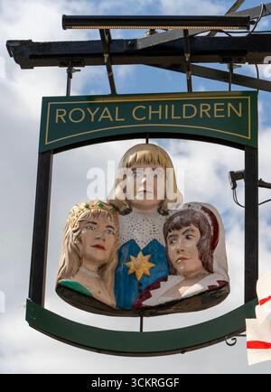 Traditionelles hängendes Pub-Schild im Royal Children Pub, Castle Gate, Nottingham, Nottinghamshire, England, UK Stockfoto