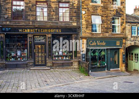 Zwei typische historische, aus Stein gebaute Einzelhandelsgeschäfte an der Hauptstraße von Haworth, West Yorkshire Stockfoto