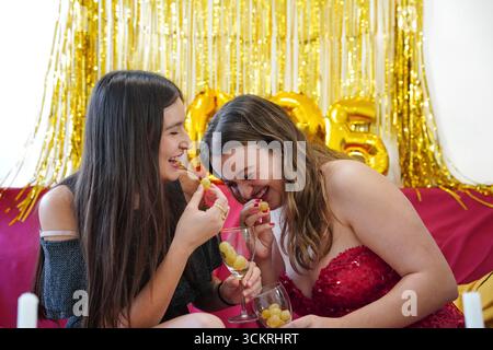 Zwei Frauen lachen Silvester Stockfoto