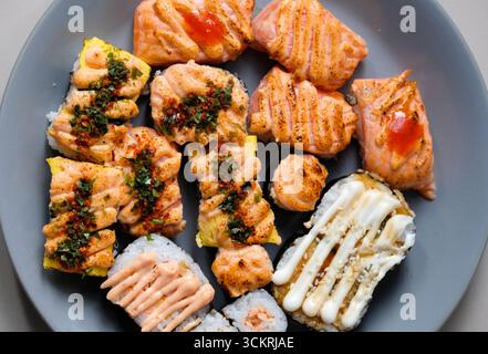 Eine große Auswahl an Sushi auf einem Teller Stockfoto