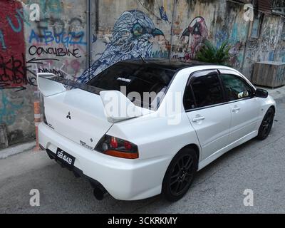 Weißer Mitsubishi Evo 9 auf einer städtischen Straße Stockfoto