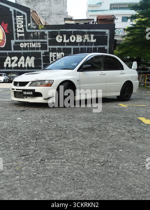 Weißer Mitsubishi Evo 9 auf einer städtischen Straße Stockfoto