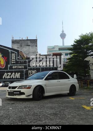 Weißer Mitsubishi Evo 9 auf einer städtischen Straße Stockfoto