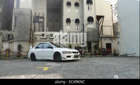 Weißer Mitsubishi Evo 9 auf einer städtischen Straße Stockfoto
