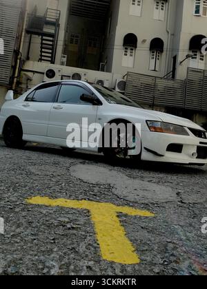 Weißer Mitsubishi Evo 9 auf einer städtischen Straße Stockfoto