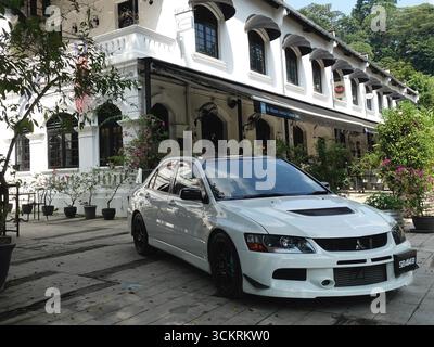 Weißer Mitsubishi Evo 9 auf einer städtischen Straße Stockfoto