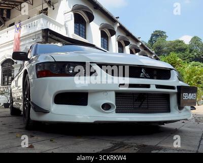 Weißer Mitsubishi Evo 9 auf einer städtischen Straße Stockfoto