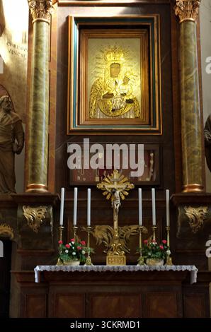 Goldene Ikone der Jungfrau Maria und des Jesuskindes, Kathedrale der Heiligen Peter und Paulus, Legnica, Schlesien, Polen. Stockfoto