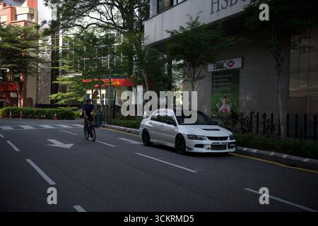 Weißer Mitsubishi Evo 9 auf einer städtischen Straße Stockfoto