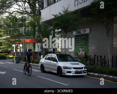 Weißer Mitsubishi Evo 9 auf einer städtischen Straße Stockfoto