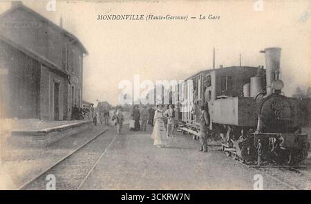 Eine der beiden Meterspurlokomotiven Decauville Nr. 272 und 273 in La Gare de Mondonville (Haute Garonne, Ligne de Toulouse à Boulogne-sur-Gesse). Stockfoto