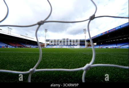 Ein allgemeiner Blick vom Inneren des Stadions durch die Tornetze vor dem Spiel der Premier League im Selhurst Park, London. Bilddatum: Samstag, 13. September 2025. Stockfoto