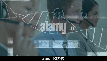 Arbeitende Callcenter-Agenten in Bürokleidung, Headsets an Schreibtischen, DNA-Helix und Datenleisten Stockfoto