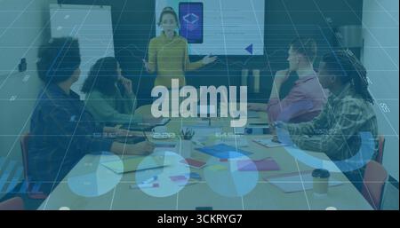 Präsentation des Führers mit Senfpullover im Sitzungssaal mit Laptops Stockfoto