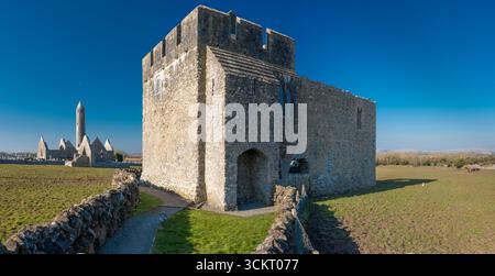 Die Klostersiedlung Kilmacduagh aus dem 7. Jahrhundert bei Gort im County Galway, Irland Stockfoto