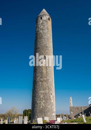 Der runde Turm in der Klostersiedlung Kilmacduagh aus dem 7. Jahrhundert in der Nähe von Gort, County Galway, Irland Stockfoto