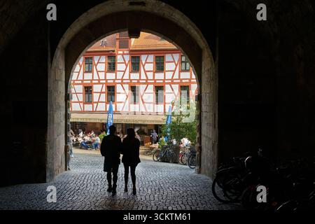 Blick durch das Tiergartnertor in die historische Altstadt von Nürnberg, Deutschland Stockfoto