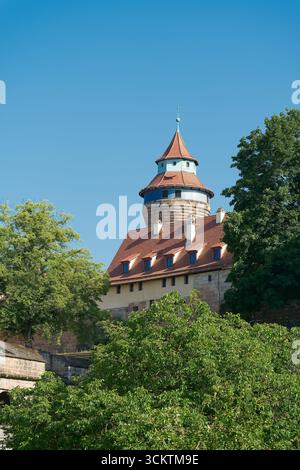 Blick vom Graben eines Teils der Kaiserburg in Nürnberg mit dem Sinwell-Turm, Sinwellturm Stockfoto