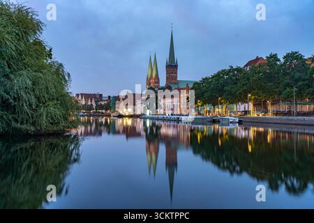Altstadt mit Marienkirche und Petrikirche und die Trave in der Abenddämmerung, Lübeck, Schleswig-Holstein, Deutschland Altstadt mit Kirche St. Pete Stockfoto