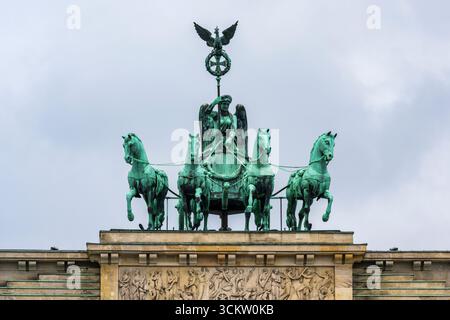 Bronzeskulpturgruppe einer Quadriga (von vier Pferden gezogener Wagen) auf dem Brandenburger Tor am Pariser Platz, Mitte, Berlin Stockfoto