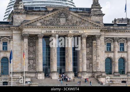 Eingang zum Reichstagsgebäude mit der Widmung „dem Deutschen Volke“, was „dem deutschen Volk“ bedeutet, in Mitte, Berlin, Deutschland Stockfoto