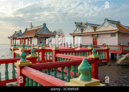 Chonburi, THAILAND - 10. Juli 2025: Blick auf hin Khao Schrein mit Himmelshintergrund, Attraktion für Touristen im Ang Sila Bezirk, ist einer der beliebtesten Stockfoto